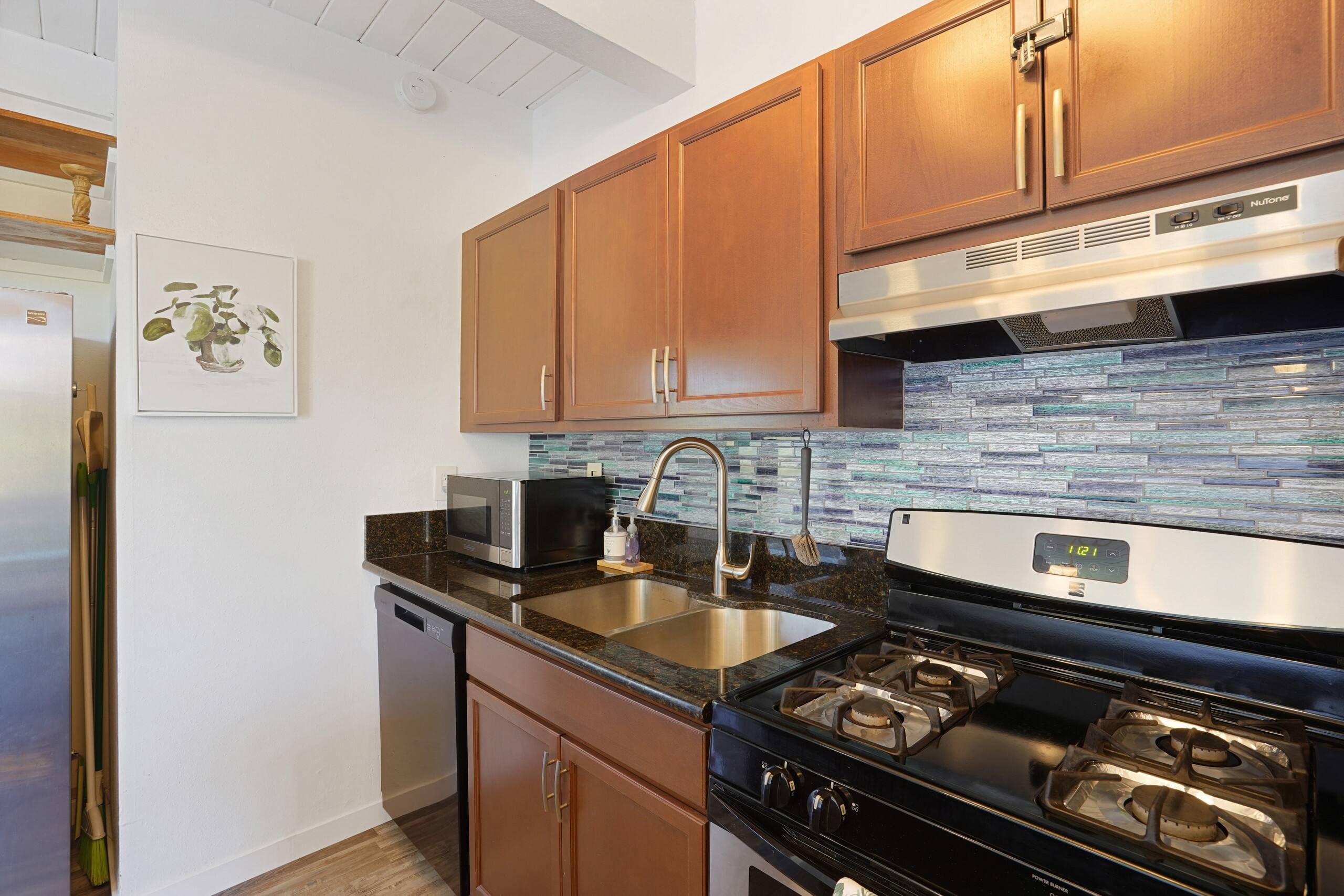 Condo in Kailua-Kona · ★4.68 · 1 bedroom · 2 beds · 1 shared bath - Image 13