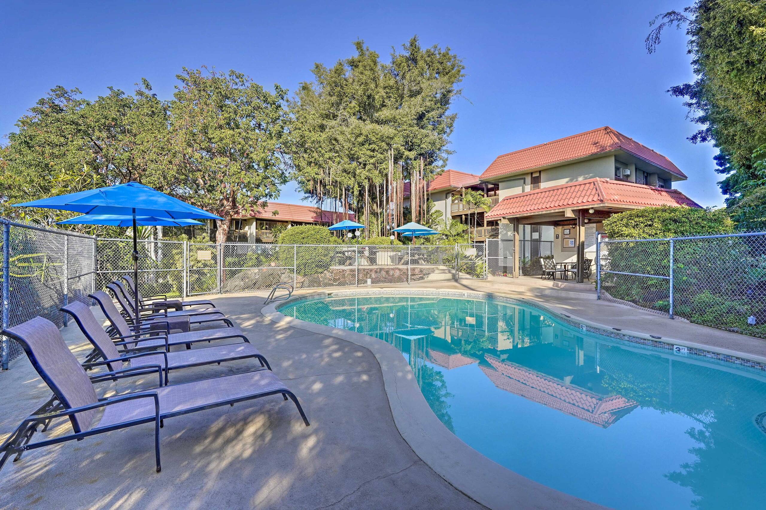 Condo in Kailua-Kona · ★4.68 · 1 bedroom · 2 beds · 1 shared bath - Image 37