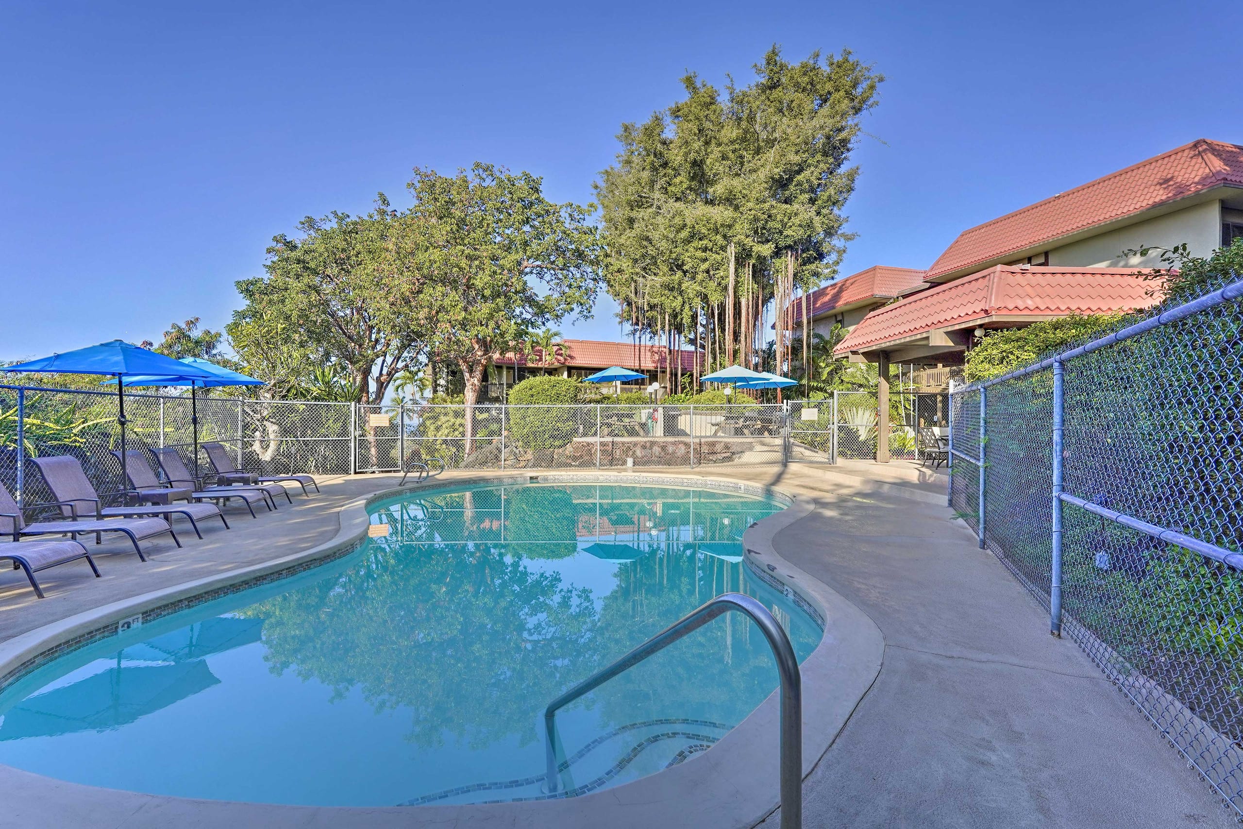 Condo in Kailua-Kona · ★4.68 · 1 bedroom · 2 beds · 1 shared bath - Image 35
