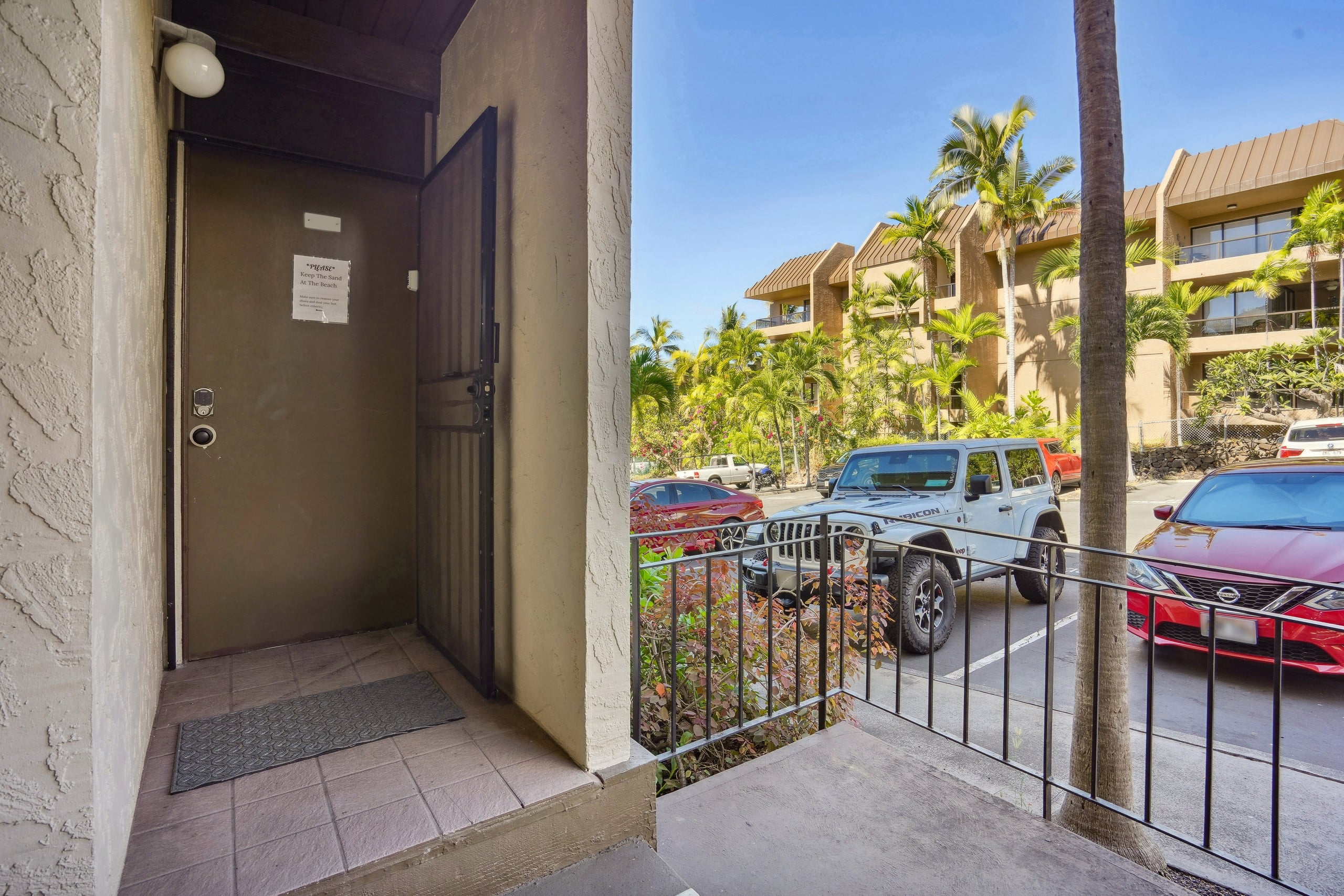 Condo in Kailua-Kona · ★4.68 · 1 bedroom · 2 beds · 1 shared bath - Image 25