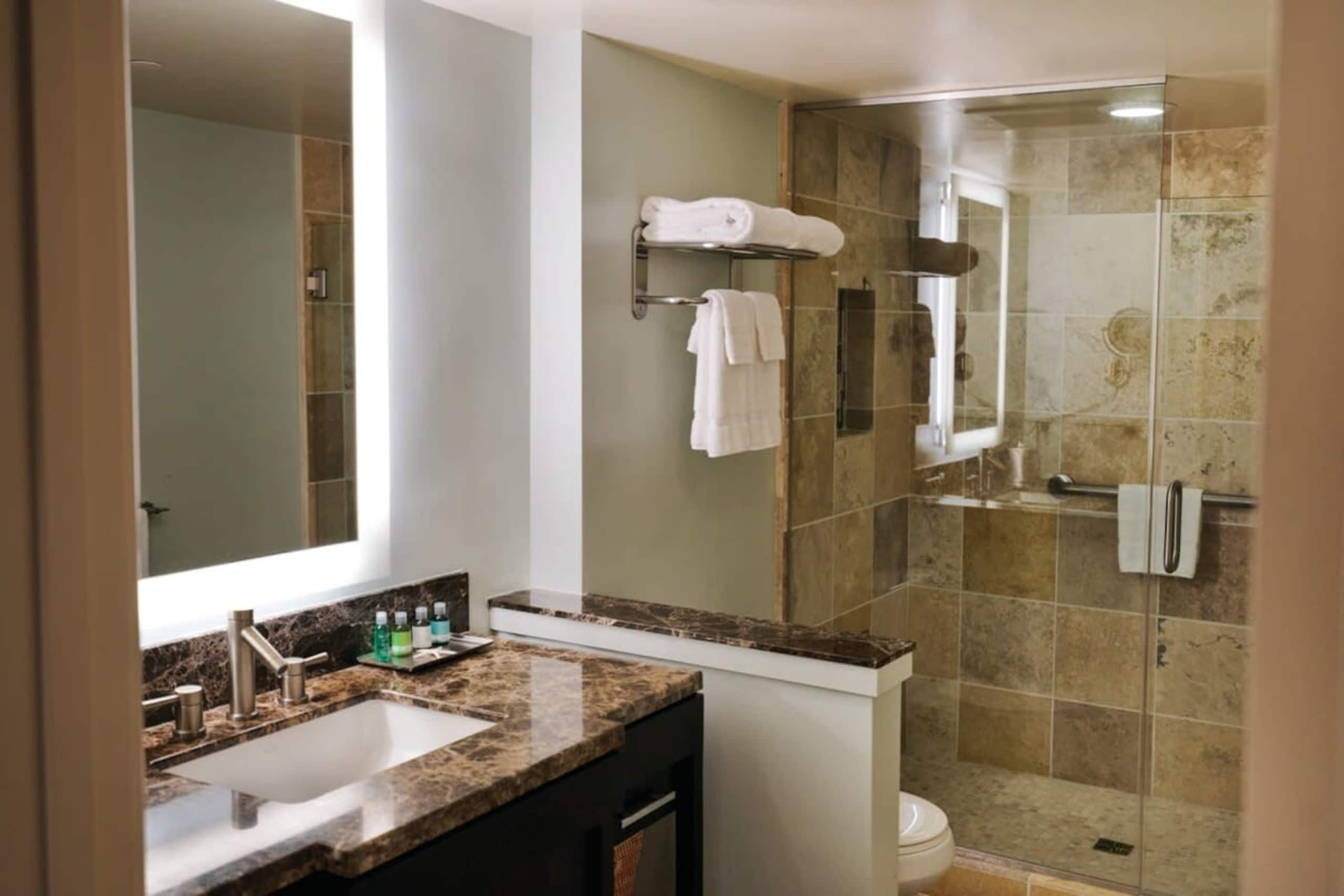 Condo in Honolulu · ★5.0 · Studio · 1 bed · 1 private bath - Image 12
