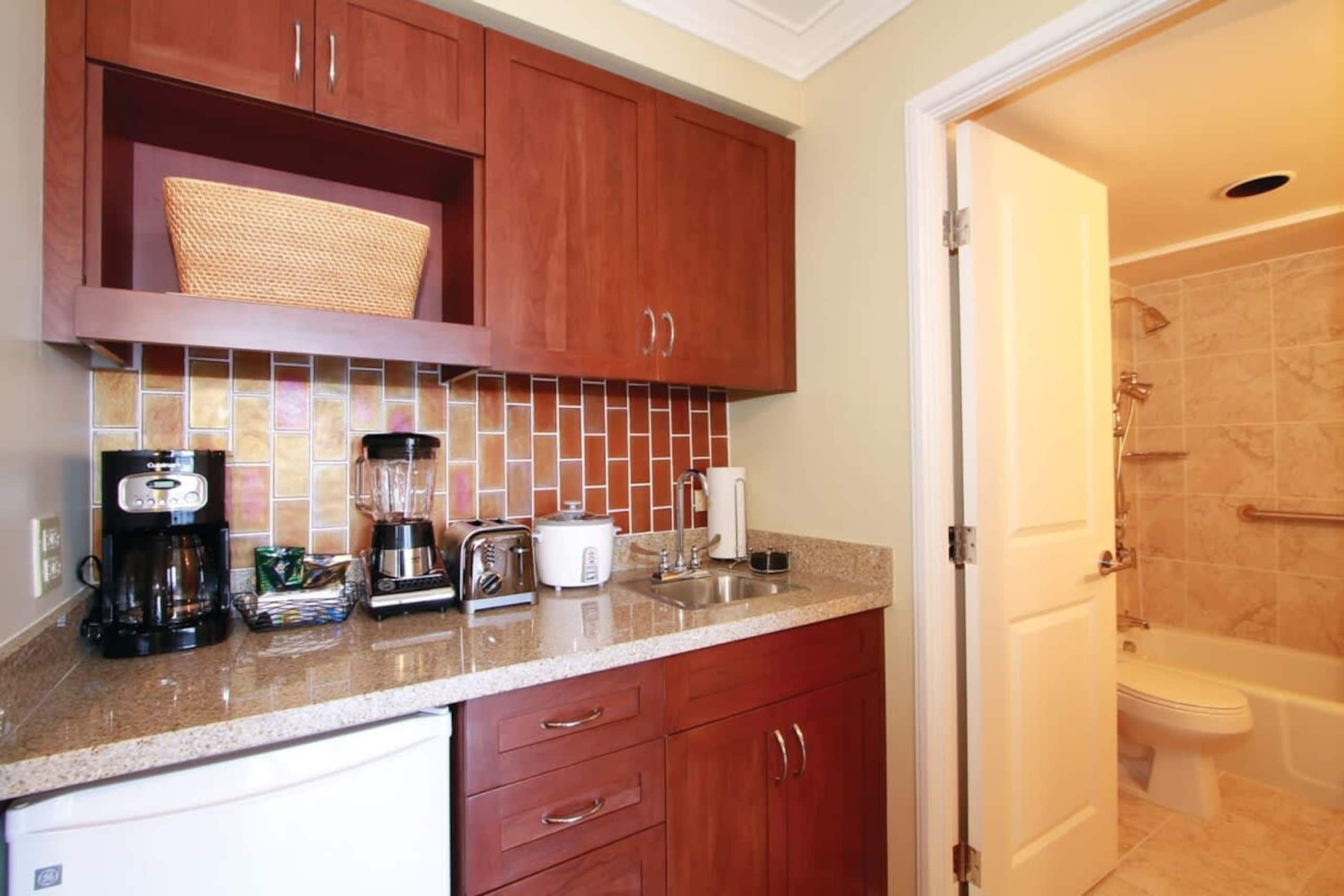 Condo in Honolulu · ★5.0 · Studio · 1 bed · 1 private bath - Image 23