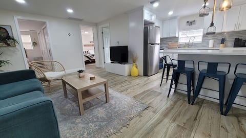 Top Airbnb: Stylish Chic King Bed Ybor DT in Jackson Heights