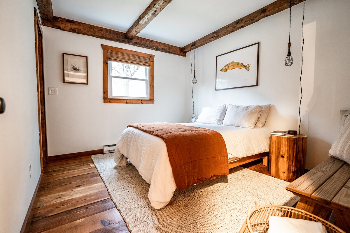The fishing bedroom has a full bed with luxury linens and cedar stump nightstands.