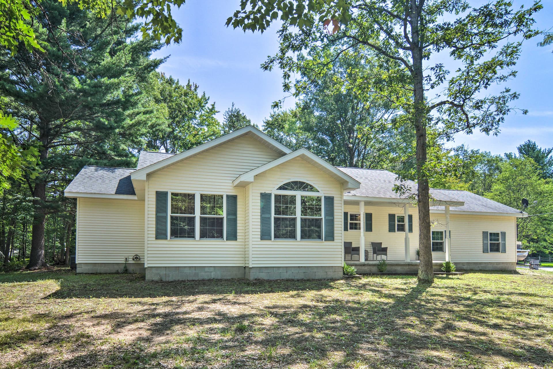 Upscale Family Cottage < 1 Mi to Higgins Lake — photo 2