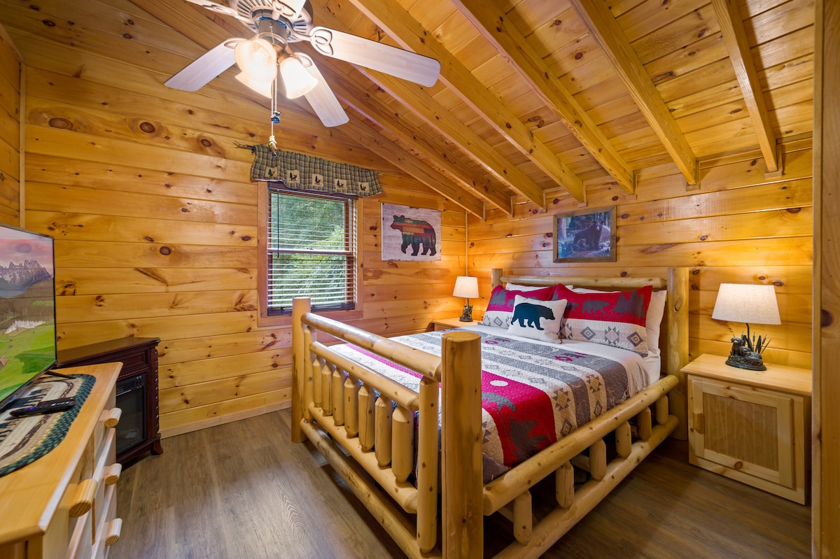 Спална соба на горниот кат со брачен кревет.