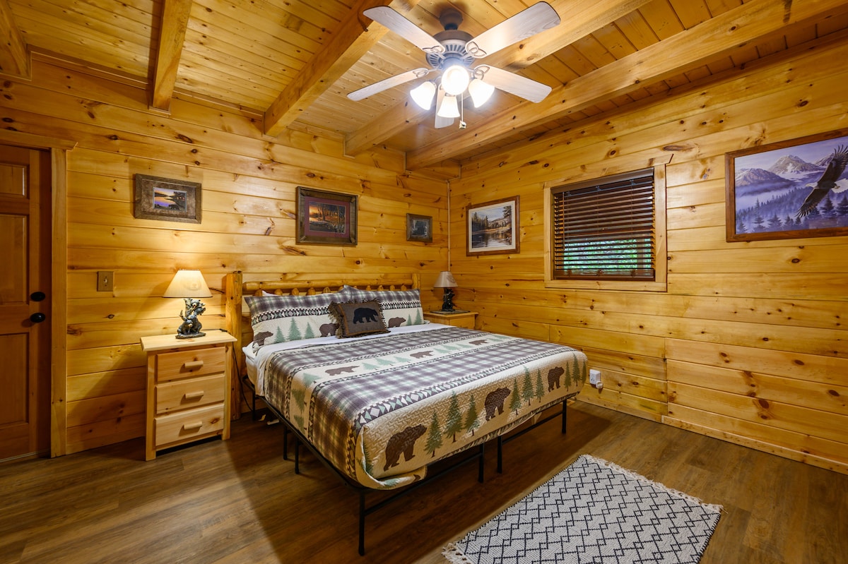 Спална соба на долниот кат со брачен кревет