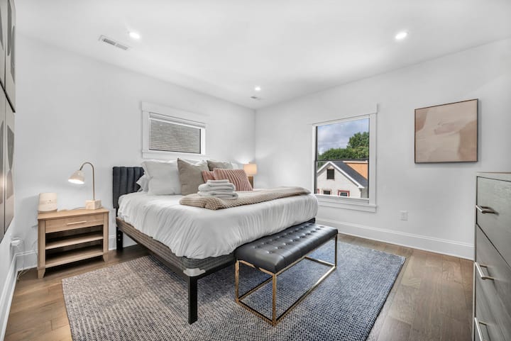 Cette chambre confortable et moderne où le confort rencontre le style. Avec un lit king size moelleux, des draps moelleux et une décoration sereine, vous vous sentirez chez vous. Parfait pour une nuit de sommeil paisible après une journée à explorer la ville.