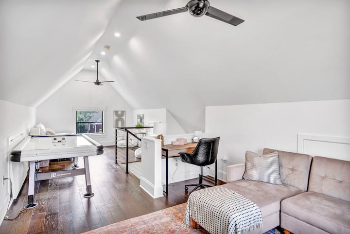 Bienvenue dans notre grenier moderne et aéré, parfait pour les réunions de famille et d'amis et les divertissements.