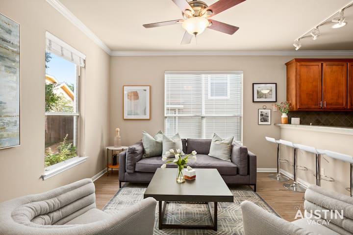 Spectacular Neighborhood! Spacious House And Yard - Austin, TX