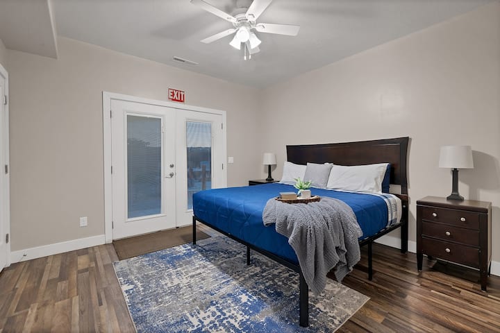 El dormitorio principal de la planta baja es amplio, con baño en suite y salida directa al patio.