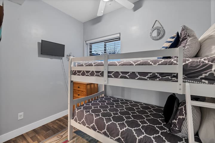 El tercer dormitorio de abajo es perfecto para los más pequeños. Cuenta con un armario grande con literas con juguetes.  Se incluye una pequeña TV con Firestick.