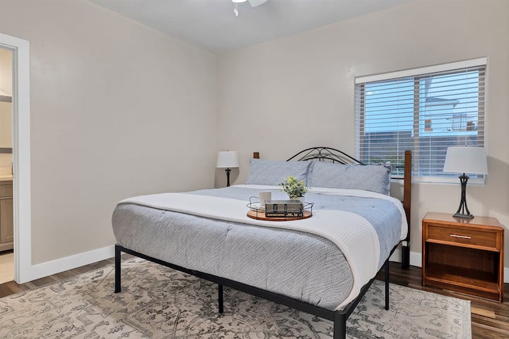 Un segundo dormitorio en la planta baja tiene una cama tamaño king y un baño en suite.  Se incluye una TV con Firestick.