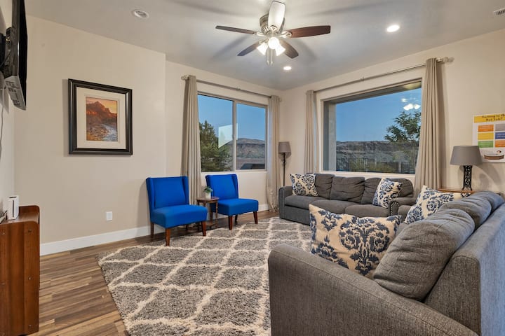 Relájate en la sala de estar de abajo. Ambos sofás tienen camas supletorias para espacio adicional para dormir, si es necesario. Las puertas dobles salen al patio trasero.