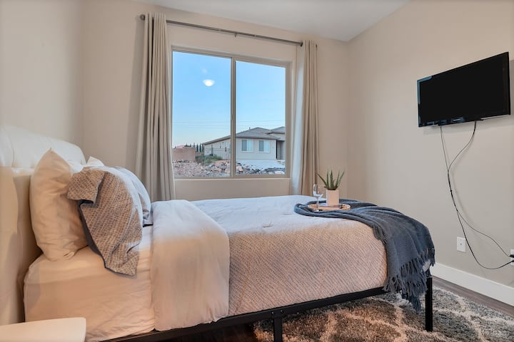 El segundo dormitorio de arriba se encuentra frente a la casa. Tiene una cama tamaño queen, armario grande y TV con Firestick.