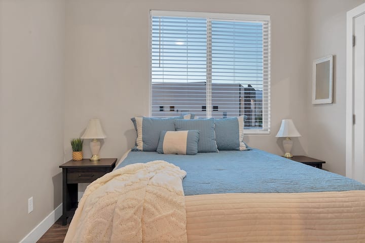 El tercer dormitorio de arriba es el más pequeño, sin embargo, todavía cuenta con una cama tamaño queen, cajones de vestidor, un armario espacioso y TV con Firestick.