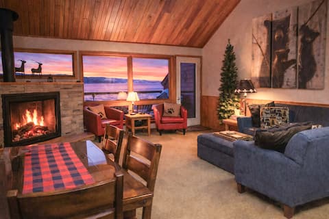 North Shore Nirvana: Lakefront, Deck, Fireplace