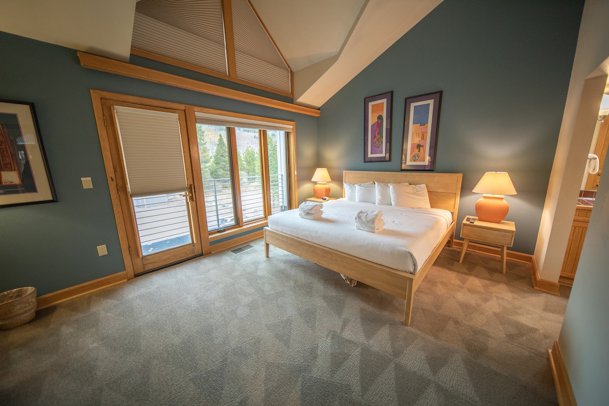 غرفة النوم الرئيسية في الطابق الرئيسي