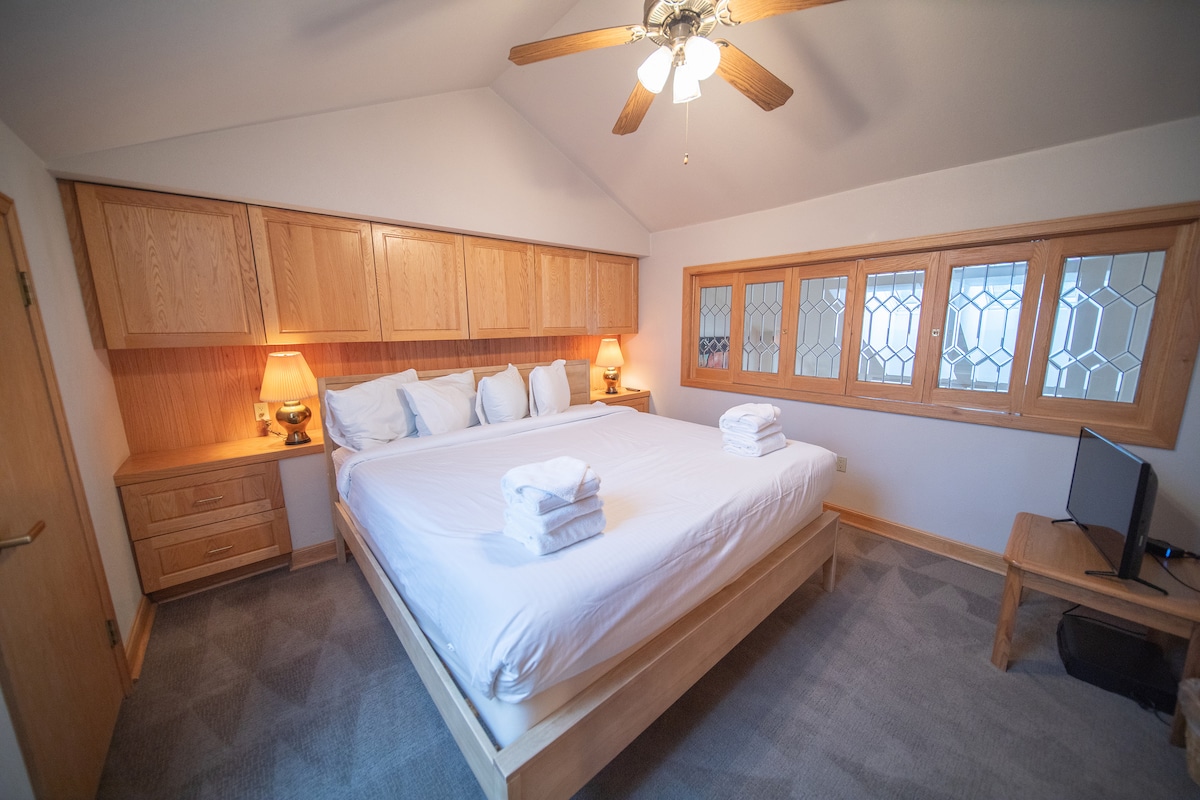 غرفة نوم رئيسية مع حمام داخلي