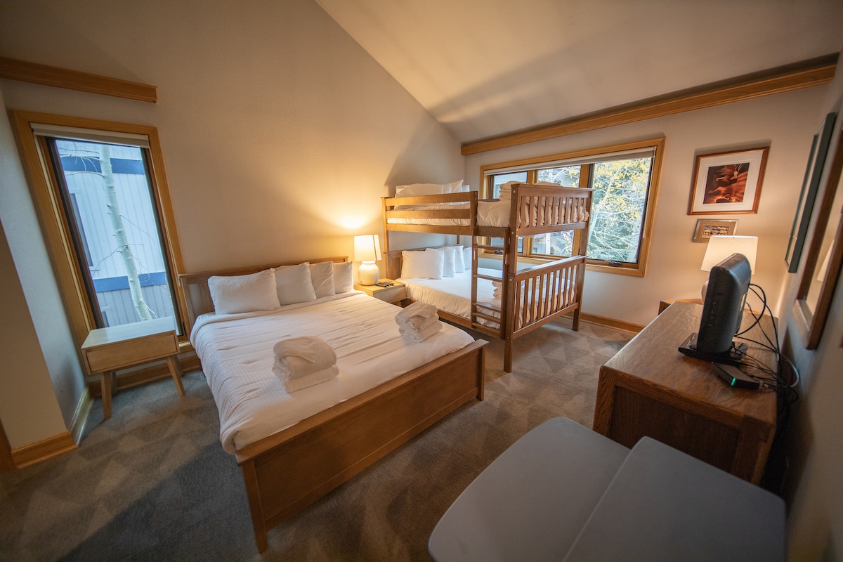 غرفة نوم في الطابق الرئيسي بسرير كبير وسرير بطابقين