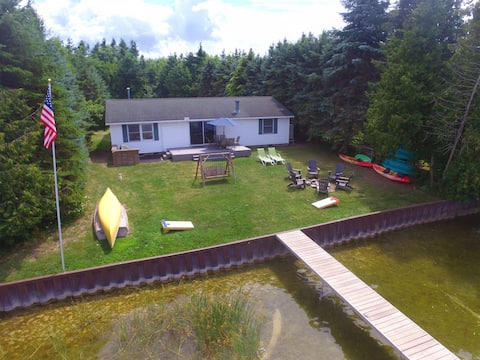 Lakefront cottage on Secluded Upper Herring Lake