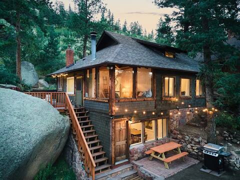 Cabin on Pikes Peak, Hot tub, Walk to Wine + Food