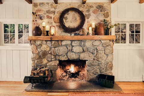 Popular Airbnb listing: Cabin on Pikes Peak, Hot tub, Walk to Wine + Food in Cascade Chipita Park