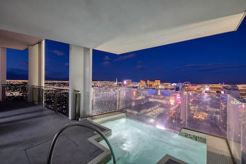 Elite 4BR Palms Penthouse: Private Hot Tub & Views