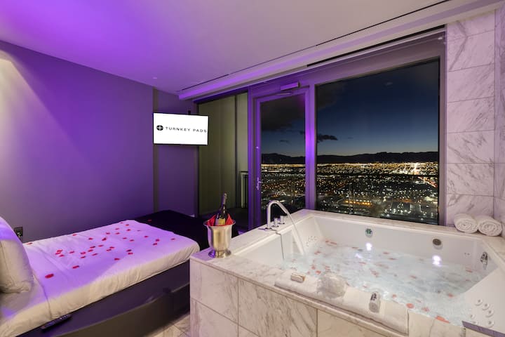 Kitanda chenye starehe kilichooanishwa na beseni la kuogea la kifahari, na kuunda mapumziko ya kimapenzi na ya karibu