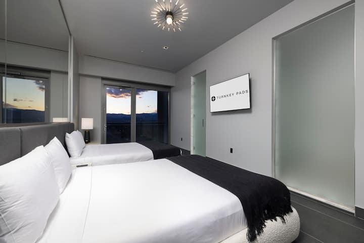 Furahia sehemu ya kukaa yenye starehe yenye vitanda viwili vya kifalme na televisheni yenye skrini tambarare, na kuunda sehemu nzuri ya kupumzika.