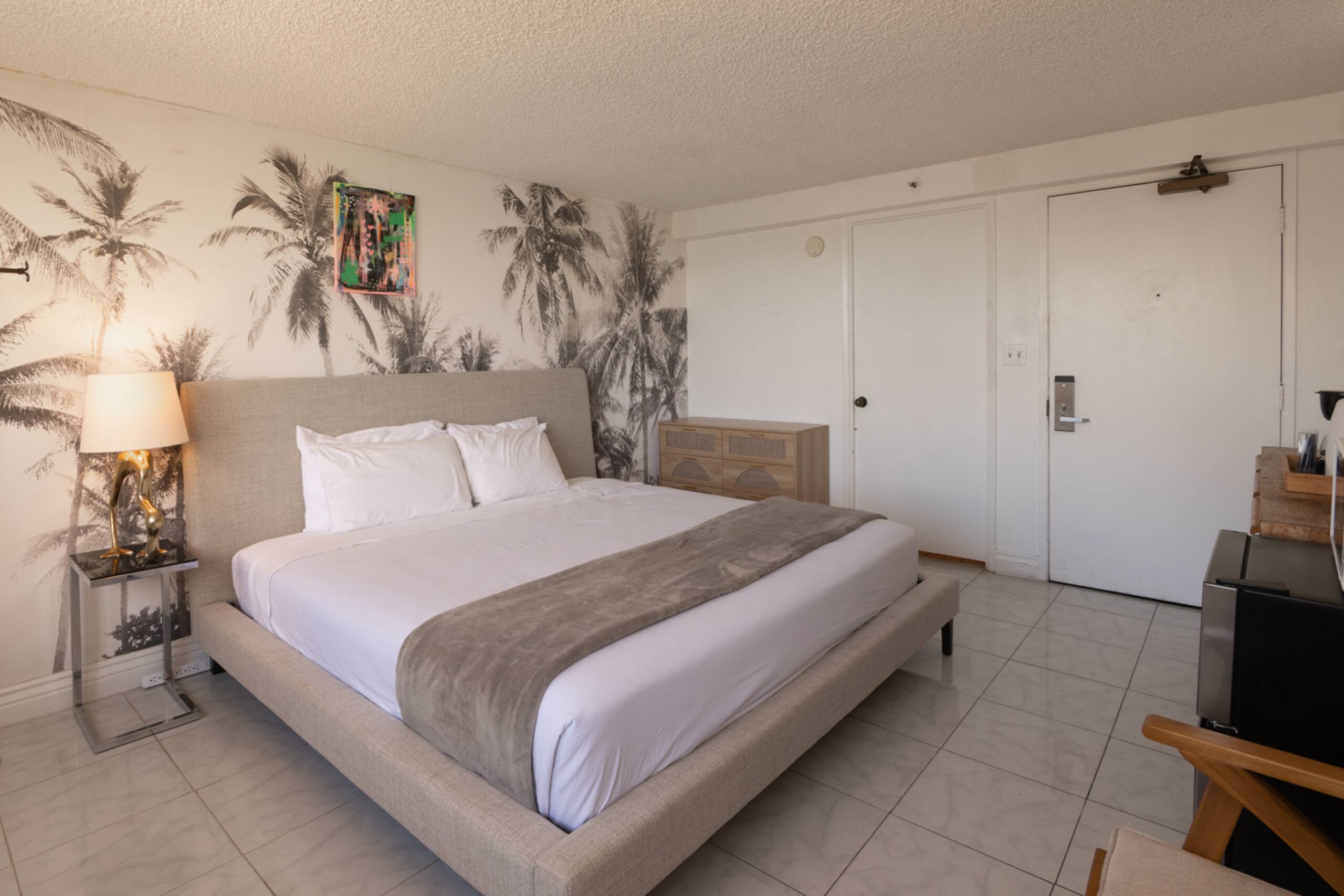 Condo in Honolulu · ★4.26 · 1 bedroom · 2 beds · 1 shared bath - Image 10