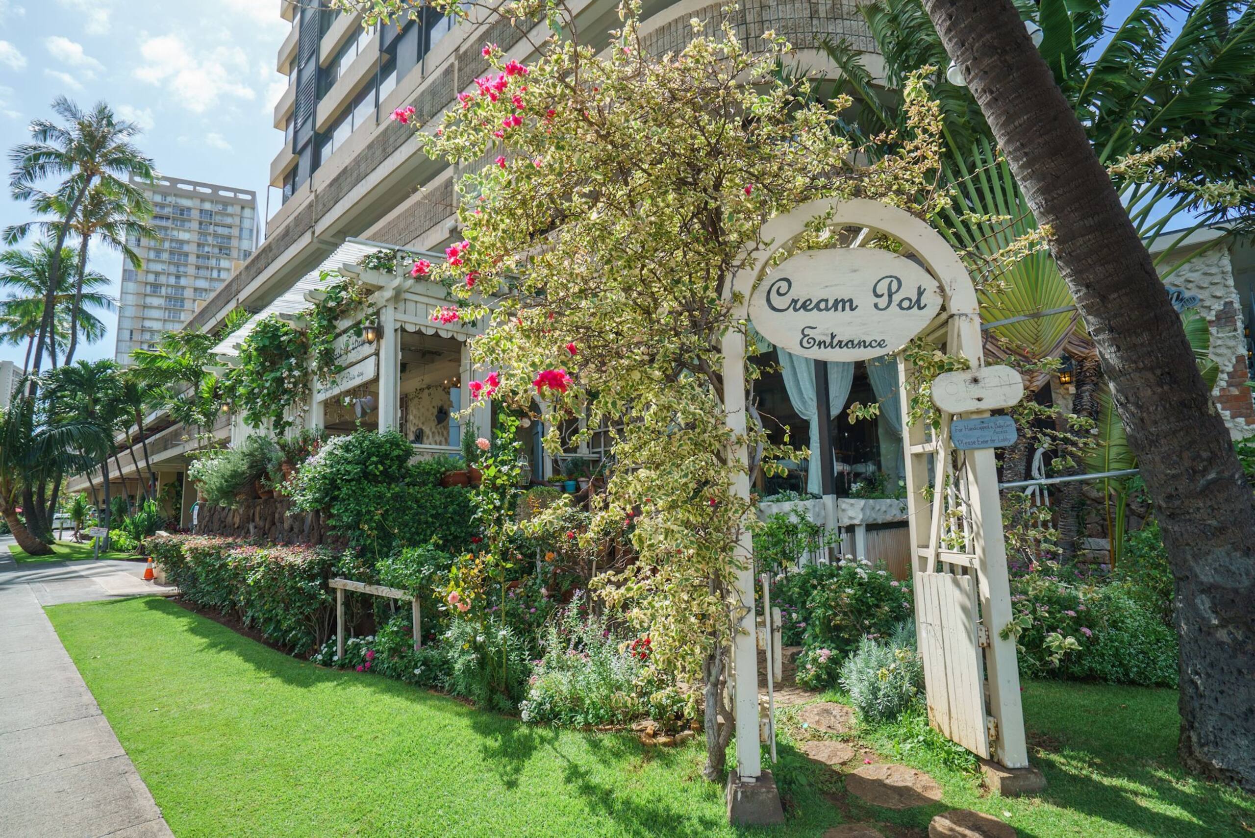 Condo in Honolulu · ★4.26 · 1 bedroom · 2 beds · 1 shared bath - Image 2
