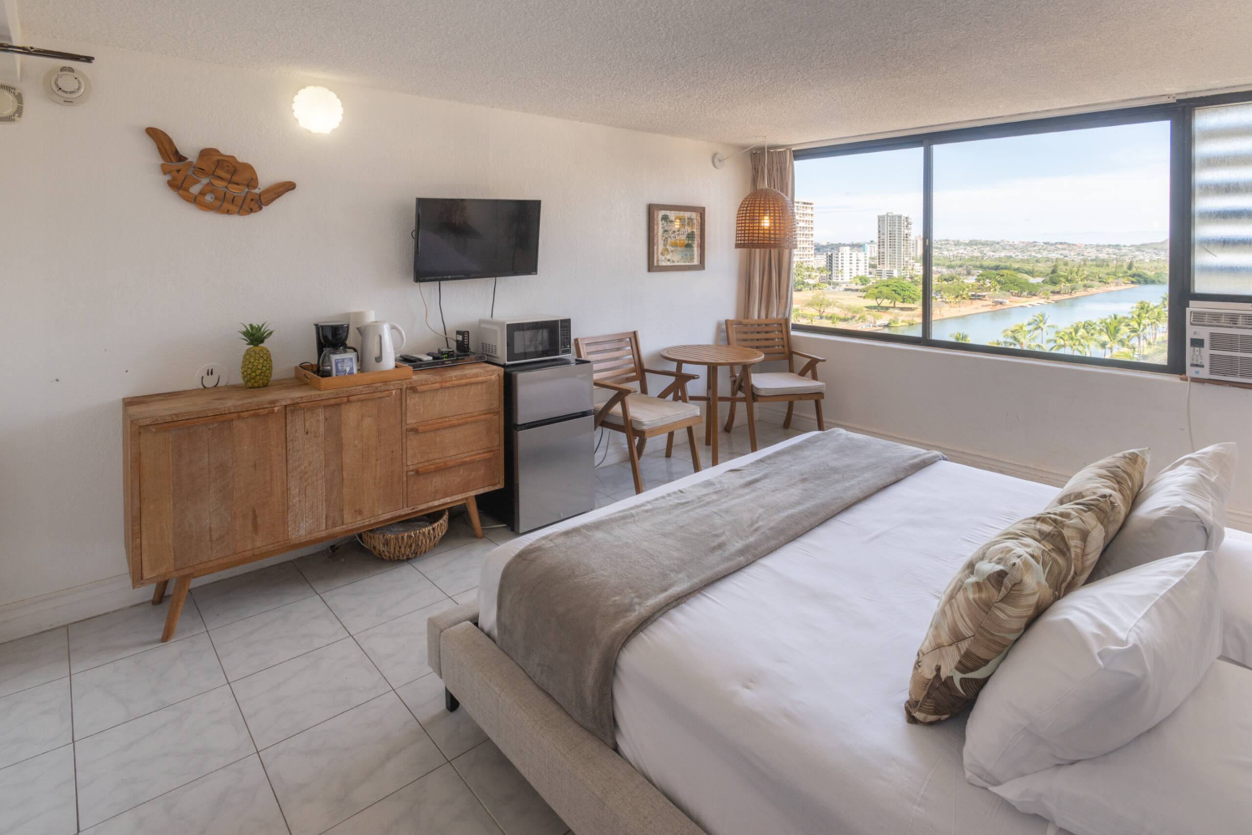 Condo in Honolulu · ★4.26 · 1 bedroom · 2 beds · 1 shared bath - Image 13