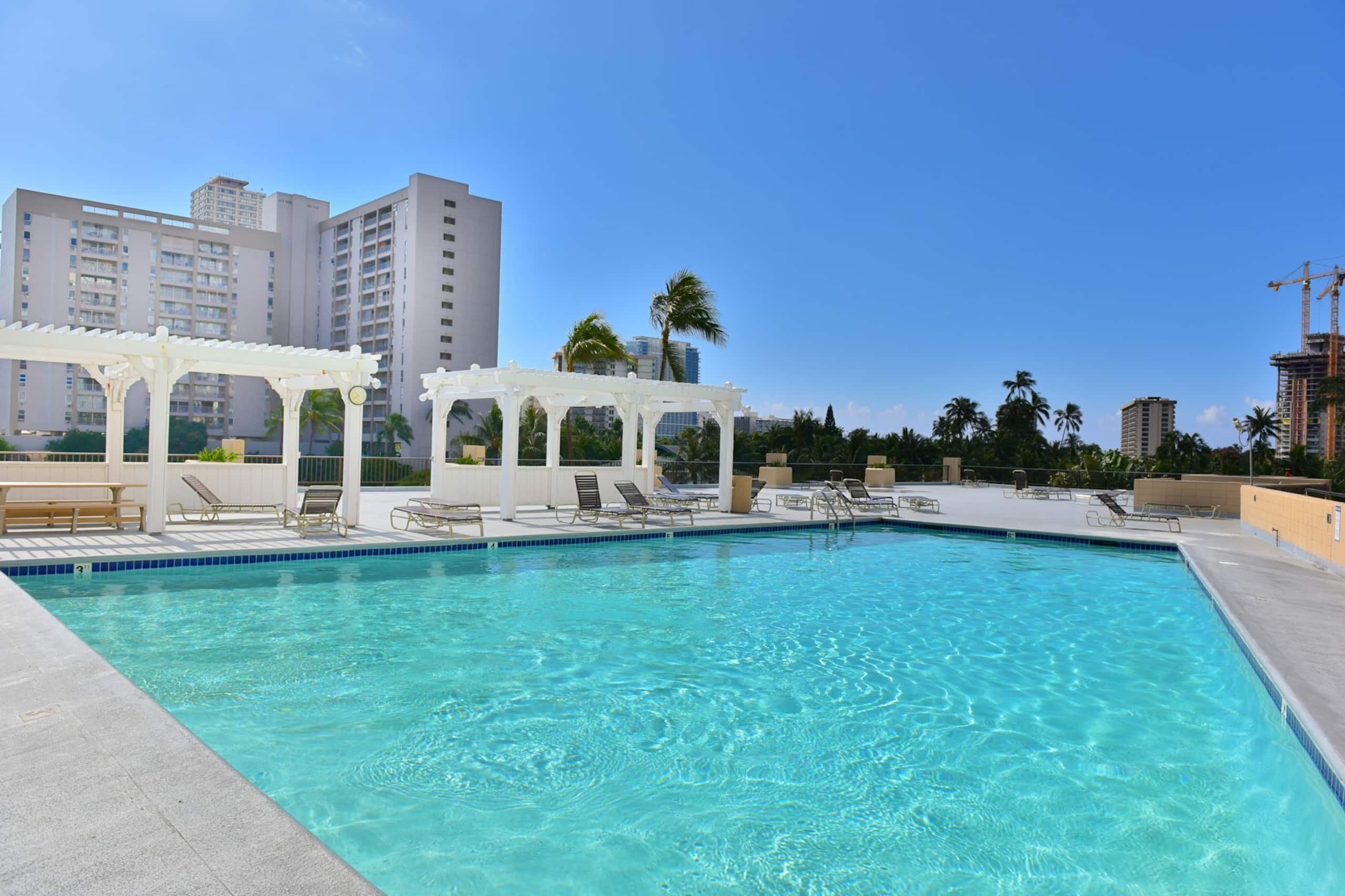 Condo in Honolulu · ★4.26 · 1 bedroom · 2 beds · 1 shared bath - Image 4
