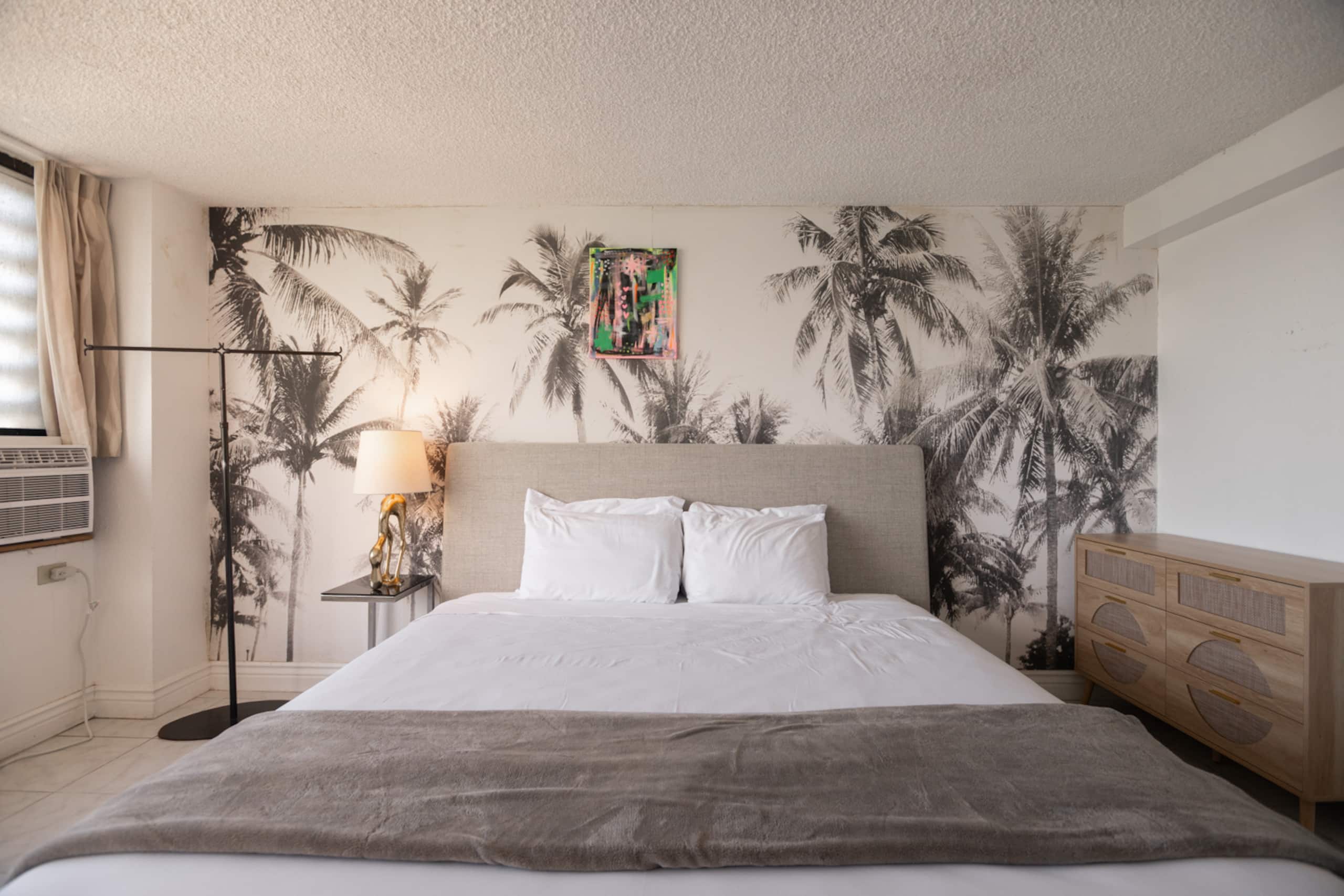 Condo in Honolulu · ★4.26 · 1 bedroom · 2 beds · 1 shared bath - Image 14