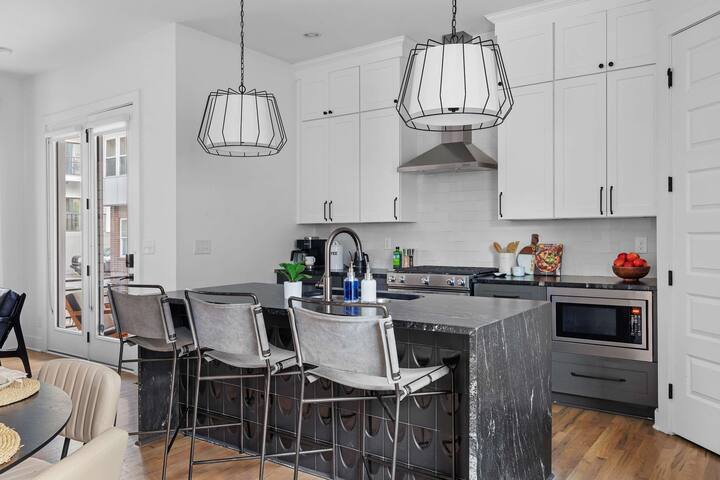 The Waylon – Newly Redesigned, Rooftop w/ Sauna gallery image 4