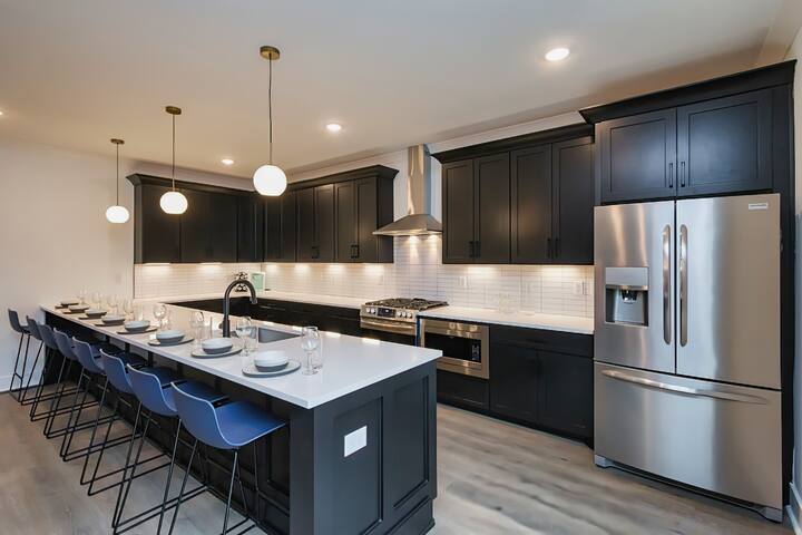 Gulch Walkable- Rooftop/Hot Tub! gallery image 4