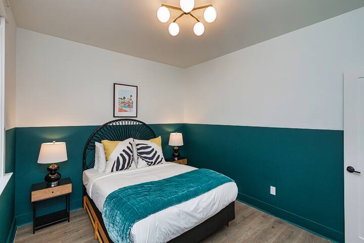 Gulch Walkable- Rooftop/Hot Tub! gallery image 5