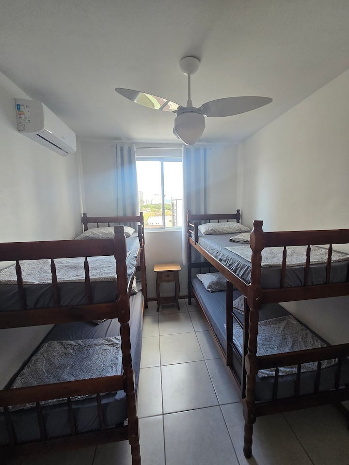 Spálňa s 2 poschodovými posteľami, klimatizáciou a stropným ventilátorom