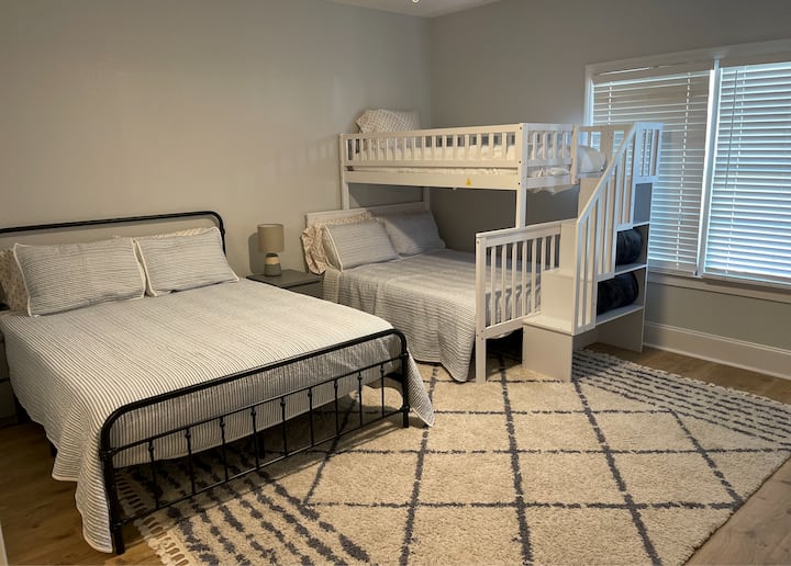 Двуетажно легло на горния етаж и двойно легло. Има достъп до самостоятелна баня с вана/душ. 