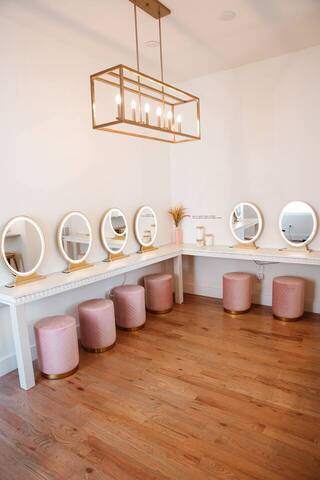 Vibey Stays for the babes! Bachelorette House! gallery image 4