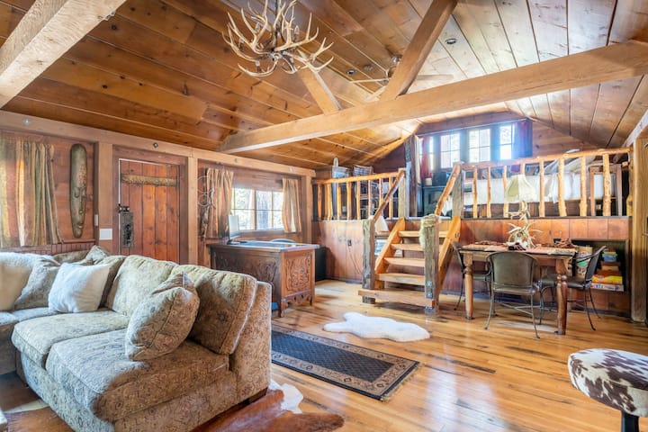 Moonlight Retreat W/ Hot Tub & Fireplace - Wrightwood, CA