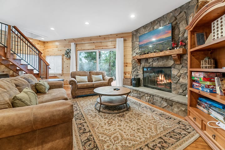 Family-friendly Cabin W/ Loft & Fireplace - Big Bear, CA