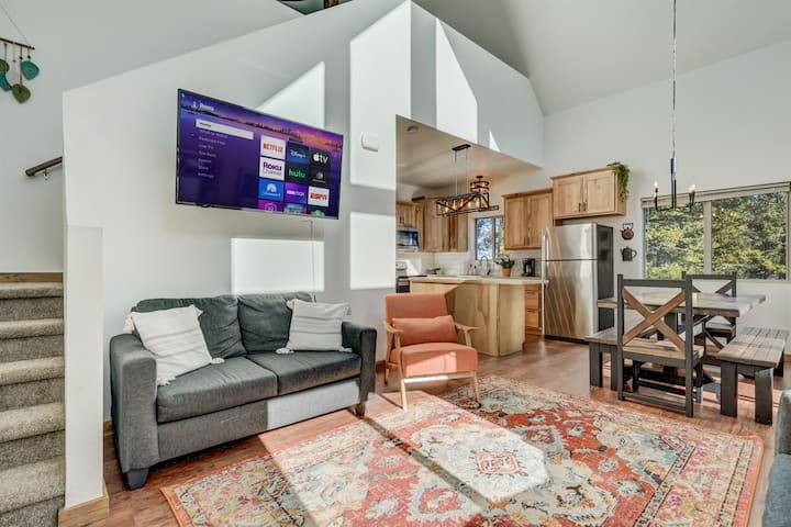 Rustic Cabin Charm W/ Hot Tub, Arcade Basketball - Woodland Park, CO