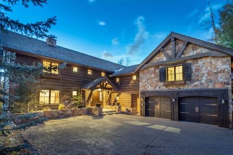Hot Tub, Game room, Easy ski access, & Huge Views