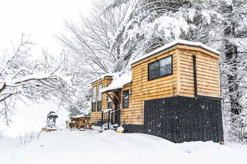 Haven Tiny House w/hot tub on river near Stowe