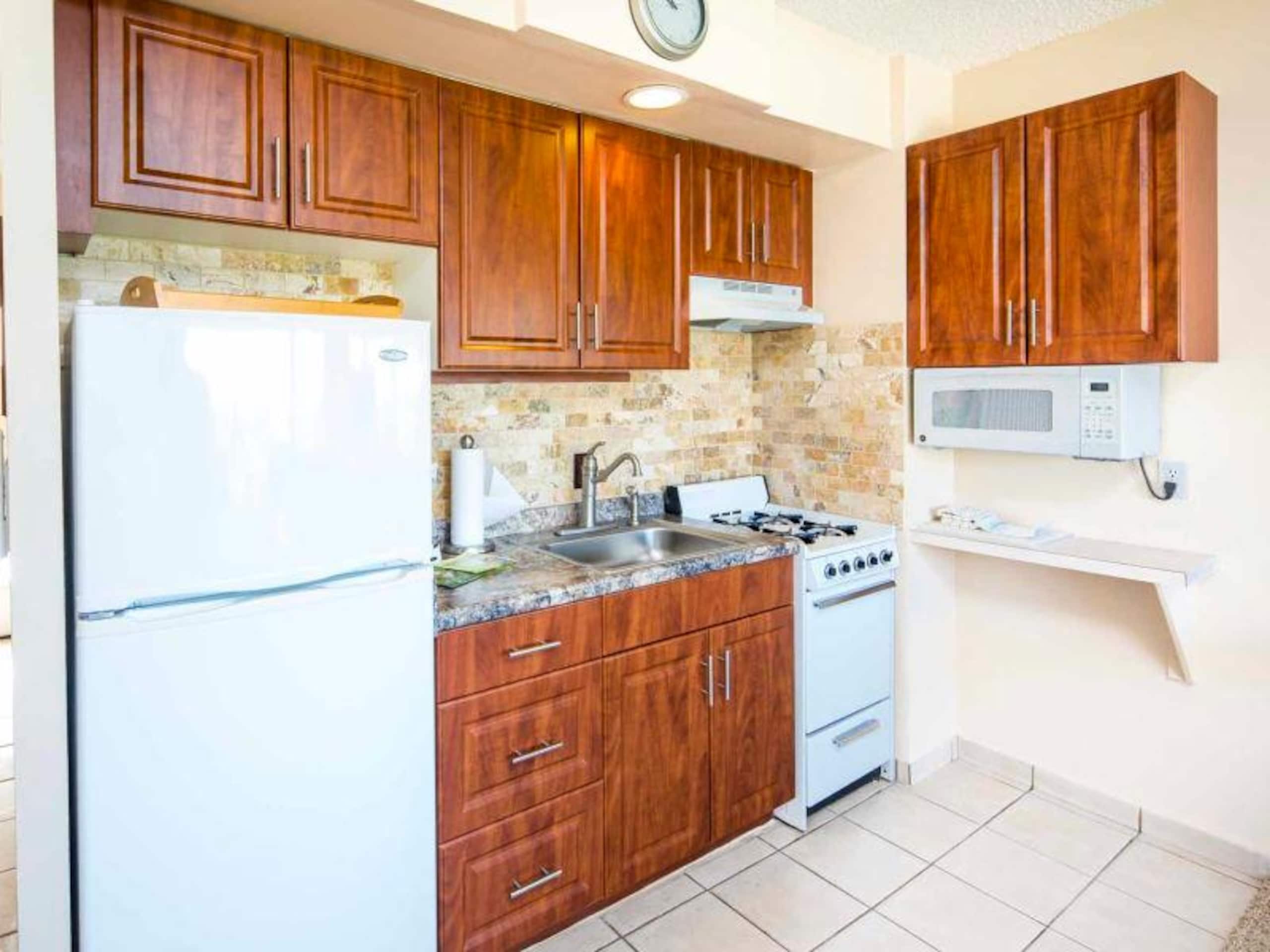 Condo in Honolulu · ★5.0 · Studio · 1 bed · 1 private bath - Image 8