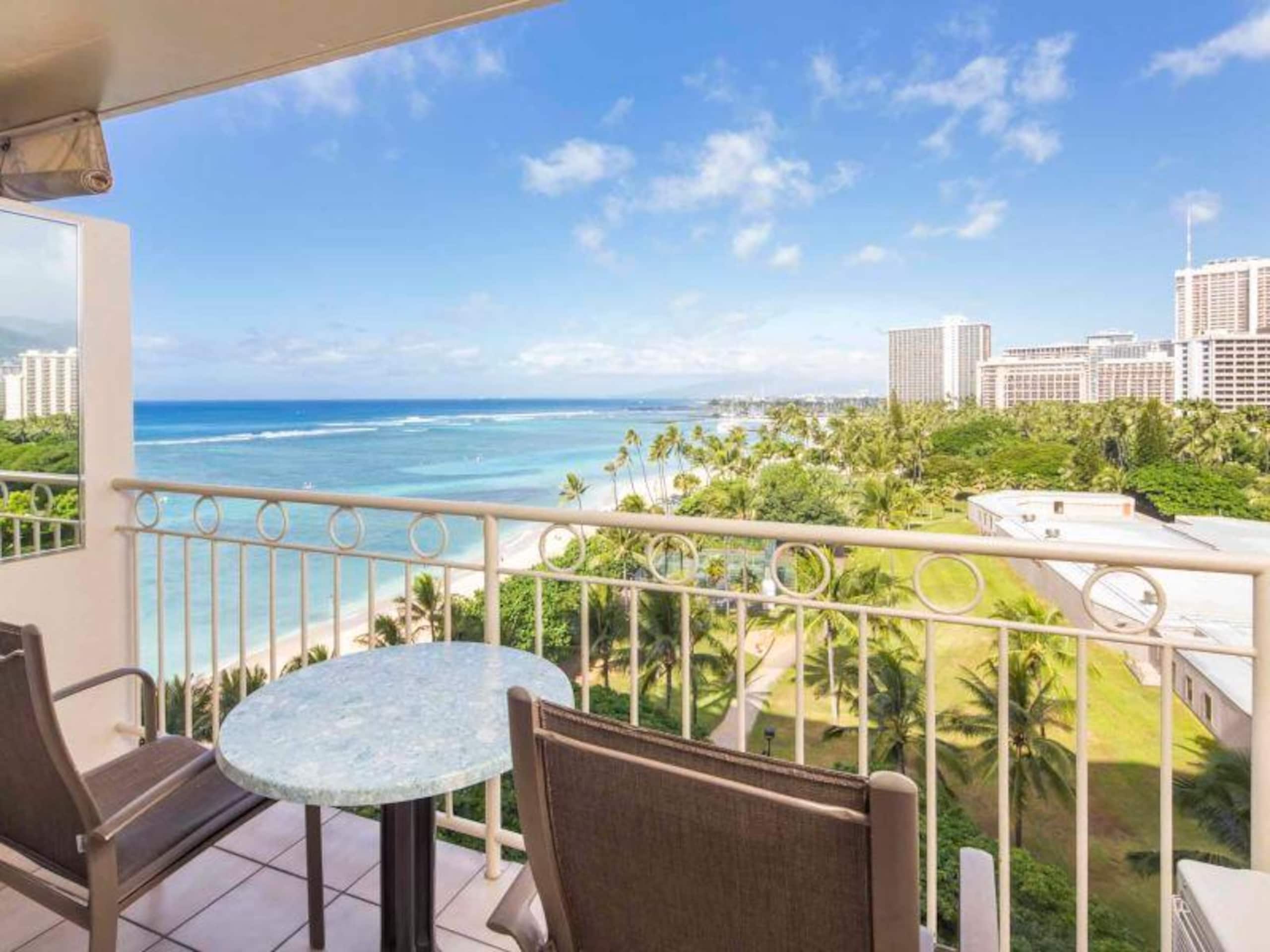 Condo in Honolulu · ★5.0 · Studio · 1 bed · 1 private bath - Image 5