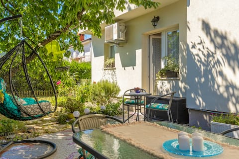 Successful Airbnb property: Cozy Home with private Garden - by Happy Rentals in Mjesni Odbor Drenova