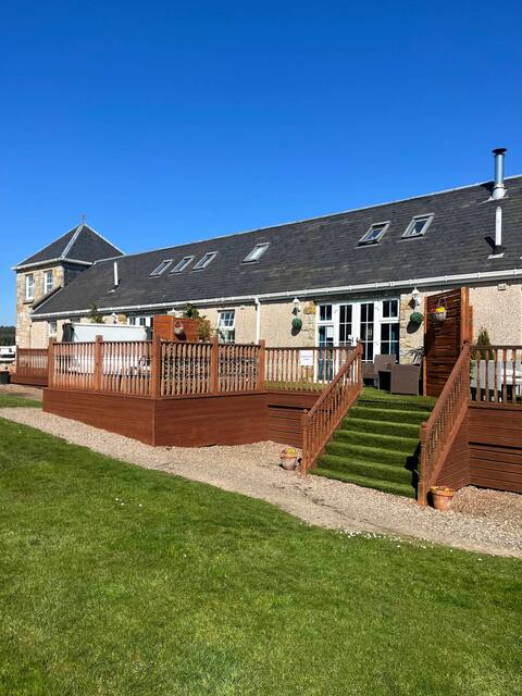 Greenknowes Lodge with Hot Tub & Stove